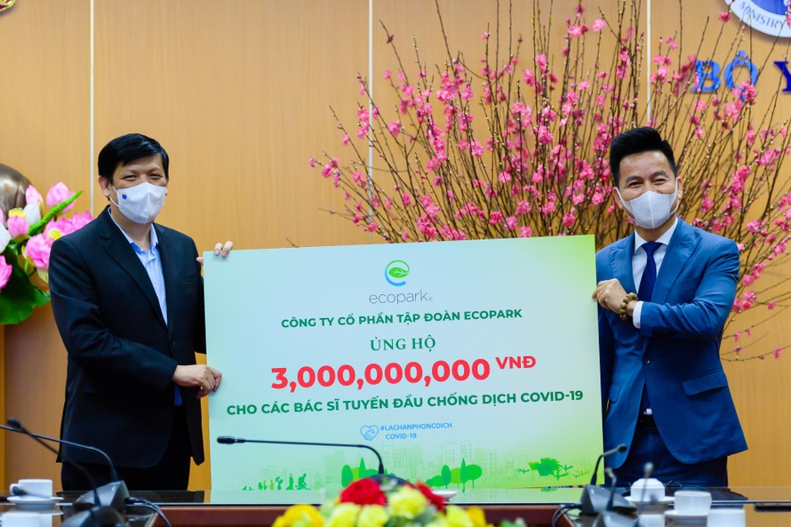 Ông Trần Quốc Việt – Tổng Giám đốc Ecopark (bên phải)trao tặng 3 tỉ đồng cho các bác sĩ tuyến đầu chống dịch COVID-19