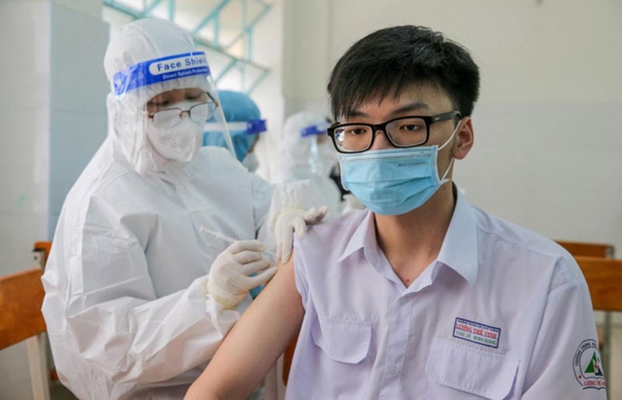 Ngày 27/11, Hà Nội tiêm vaccine COVID-19 cho học sinh lớp 9