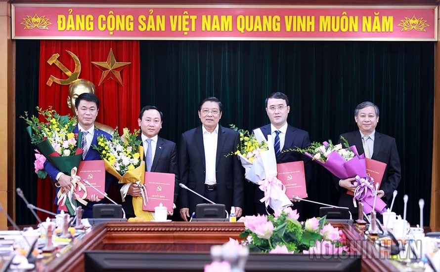 Đồng chí Phan Đình Trạc, Ủy viên Bộ Chính trị, Bí thư Trung ương Đảng, Trưởng Ban Nội chính Trung ương trao quyết định và chúc mừng các cán bộ được bổ nhiệm.