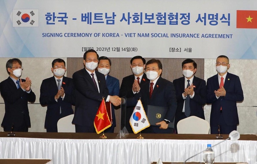 Lễ ký hiệp định song phương về bảo hiểm xã hội giữa Việt Nam và Hàn Quốc. (Ảnh: Bộ Lao động-Thương binh và Xã hội)