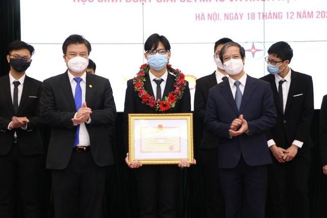 Bộ trưởng Nguyễn Kim Sơn (ngoài cùng bên phải) tặng bằng khen của Bộ GD&ĐT cho học sinh