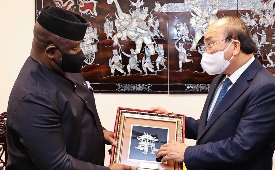 Chủ tịch nước Nguyễn Xuân Phúc tặng quà lưu niệm cho Tổng thống Sierra Leone - Julius Maada Bio tại cuộc gặp bên lề Phiên thảo luận chung cấp cao Đại hội đồng Liên Hợp Quốc khóa 76. (Ảnh: TTXVN)