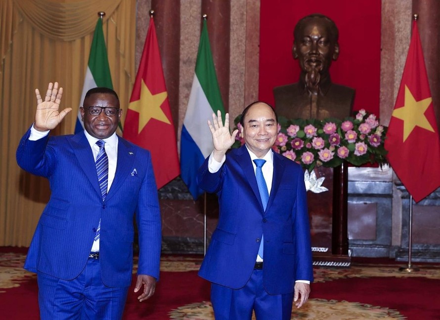 Chủ tịch nước Việt Nam Nguyễn Xuân Phúc và Tổng thống Julius Maada Bio.