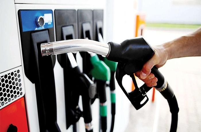 Giá xăng trong nước giảm hơn 600 đồng sau khi tăng 7 lần