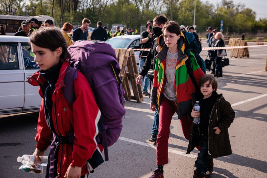 Người dân Ukraine được sơ tán từ thành phố Mariupol tới thành phố Zaporizhzhia ngày 3/5/2022.
