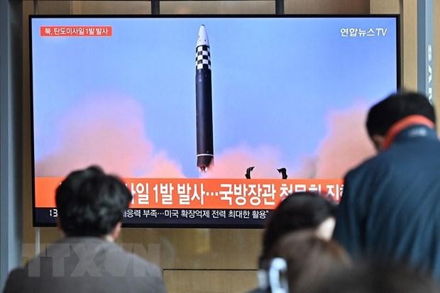 Người dân theo dõi qua truyền hình một vụ phóng thử tên lửa của Triều Tiên, tại nhà ga Seoul, Hàn Quốc ngày 4/5/2022. (Ảnh: AFP/TTXVN)