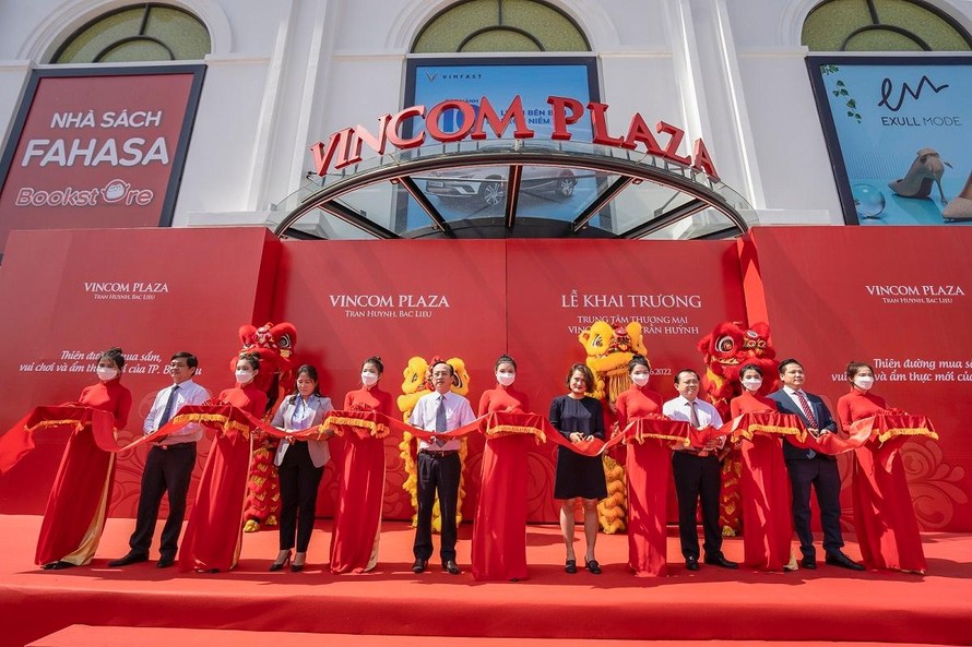 Vincom đồng loạt khai trương 2 TTTM mới, mang đến cho người dân tỉnh Tiền Giang và tỉnh Bạc Liêu điểm vui chơi, mua sắm hiện đại hấp dẫn.