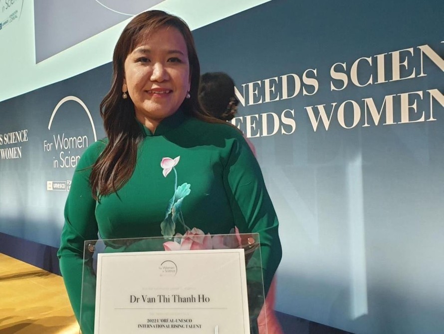Tiến sĩ Hồ Thị Thanh Vân nhận giải thưởng nữ Nhà khoa học nữ trẻ tài năng thế giới 2022. 