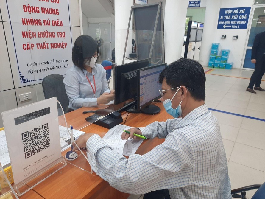Người lao động đến nhận trợ cấp thất nghiệp tại Trung tâm Dịch vụ việc làm Hà Nội.