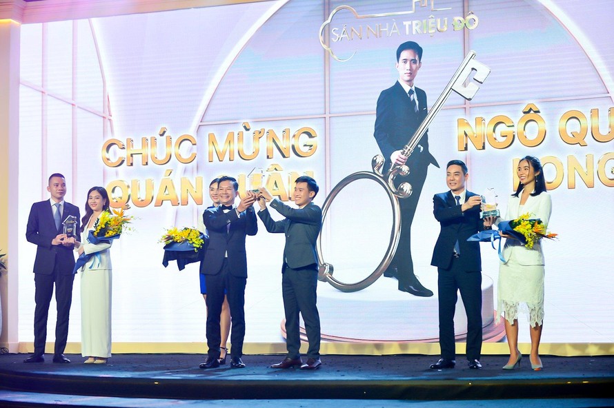Ông Phạm Thanh Hưng, Phó Chủ tịch HĐQT Cen Land, Chủ tịch Cenhomes.vn trao cúp Quán quân cho Ngô Quốc Long