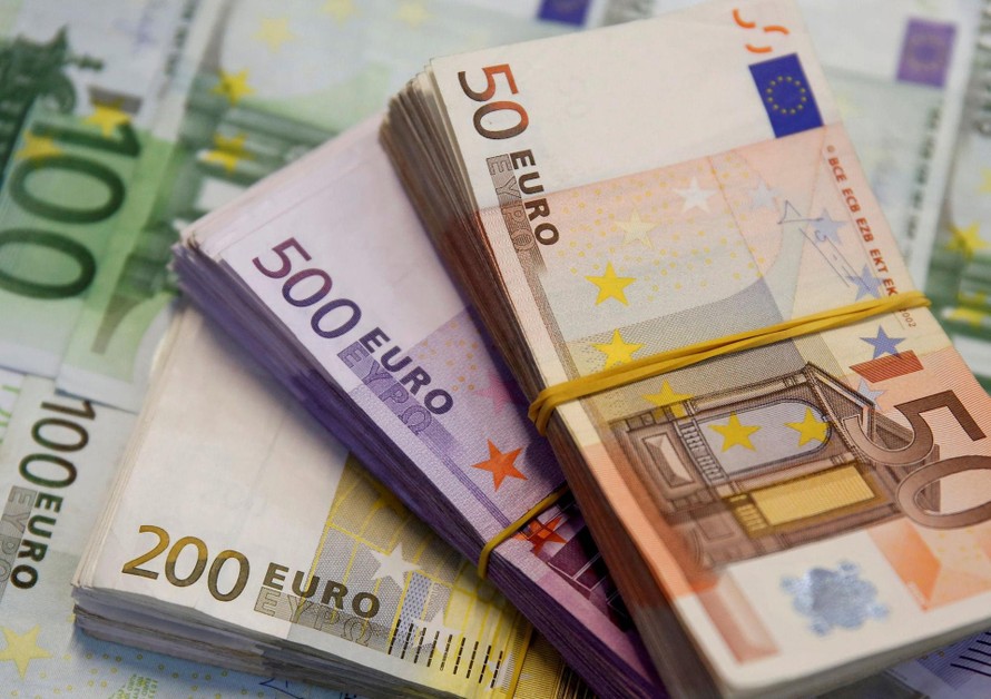 Giá trị đồng euro rơi xuống mức thấp nhất trong 20 năm