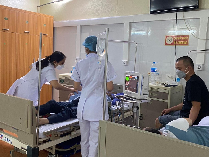 Điều trị bệnh nhân mắc cúm tại Bệnh viện Đa khoa Đức Giang (Hà Nội). 