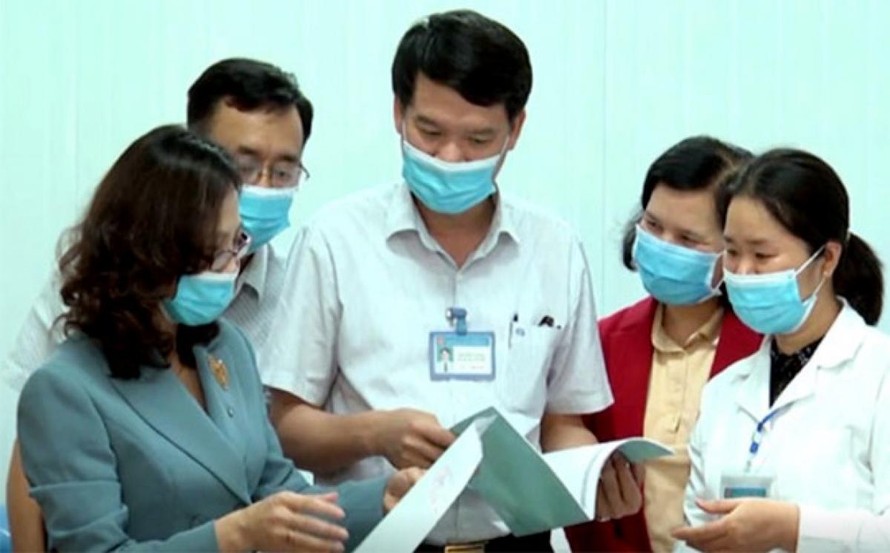 Phó Giám đốc Sở Y tế Yên Bái Nguyễn Văn Hà (giữa) khi còn phụ trách CDC Yên Bái. (Ảnh: Báo Yên Bái)