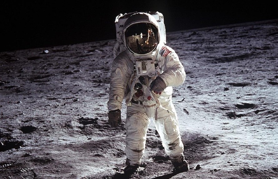 Phi hành gia tàu Apollo 11 trong bộ đồ vũ trụ lần đầu tiên đặt chân lên Mặt trăng. - Ảnh: NASA