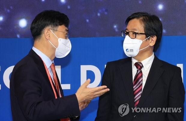 Thứ trưởng Quốc phòng Hàn Quốc Shin Beom-chul (trái) và người đồng cấp Nhật Bản Masami Oka. (Nguồn: Yonhap)