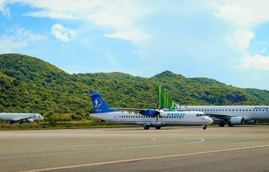 Sân bay Côn Đảo hiện chỉ có Vietnam Airlines và Bamboo Airways khai thác bằng các loại tàu bay ATR72 và Embraer E195. (Ảnh: TTXVN)