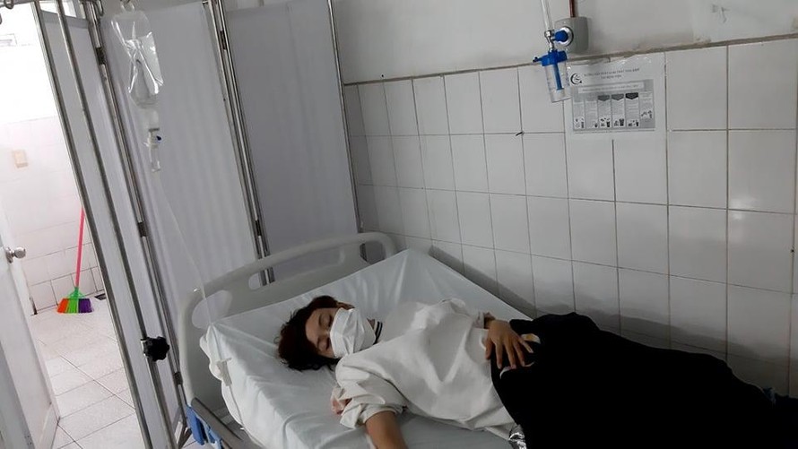 Cô Võ Thị Như Hoa sau khi được cấp cứu tại Bệnh viện quận 7 (Ảnh: Giáo viên trường THCS Hoàng Quốc Việt cung cấp)