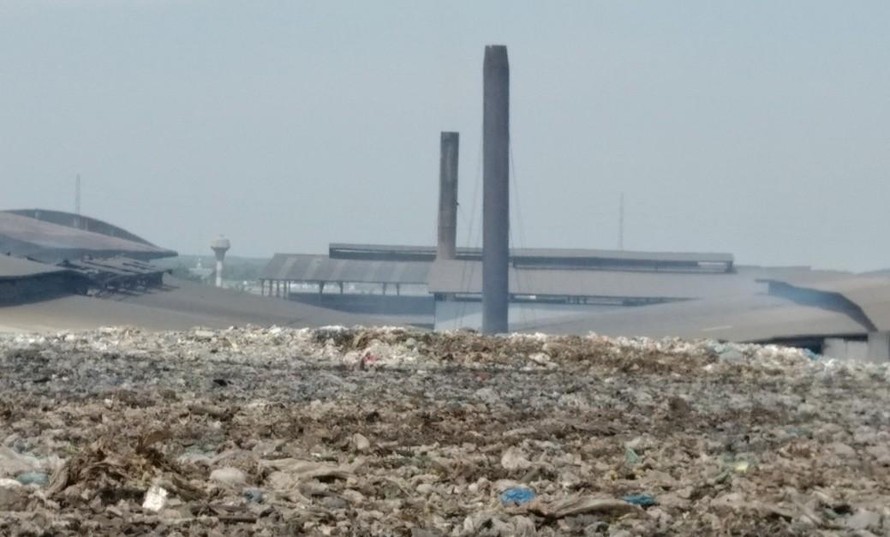 Công ty Tâm Sinh Nghĩa chứa gần 2 triệu tấn rác không xử lý, đầy ngập các kho bãi phía sau nhà máy.