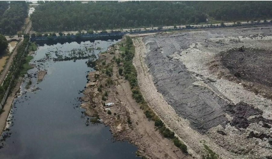 Hàng triệu tấn rác lưu chứa bất hợp pháp phía sau nhà máy Tâm Sinh Nghĩa gây ô nhiễm trầm trọng đến nguồn nước ngầm và sông rạch kế cận.