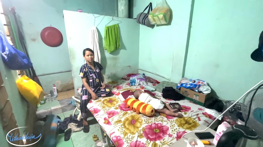 Gia đình nhỏ của Vy đang sống trong căn phòng trọ chật chội cạnh bệnh viện Ung bướu TP.HCM.