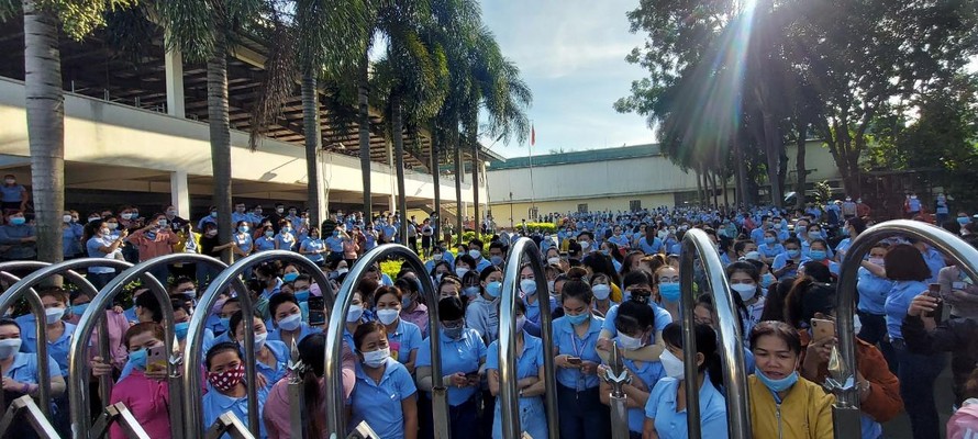 Hàng ngàn công nhân Công ty TNHH Giày dép Hưng Đạt đình công vào sáng 12/01/2021.