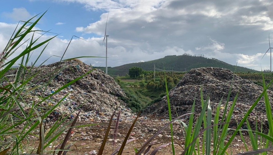 Hai "núi rác" lộ thiên tại khu vực Nhà máy xử lý rác thải rắn sinh hoạt An Khê.