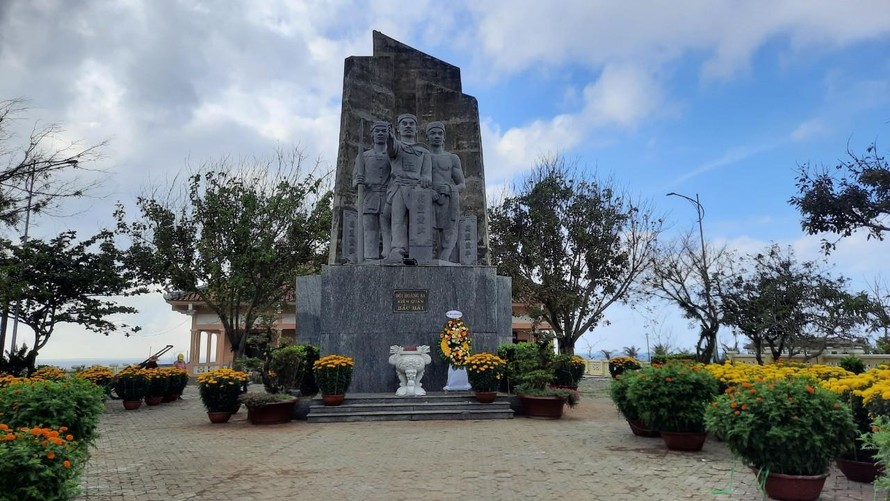 Cụm tượng đài Hải đội Hoàng Sa kiêm quản Bắc Hải trên đảo Lý Sơn.