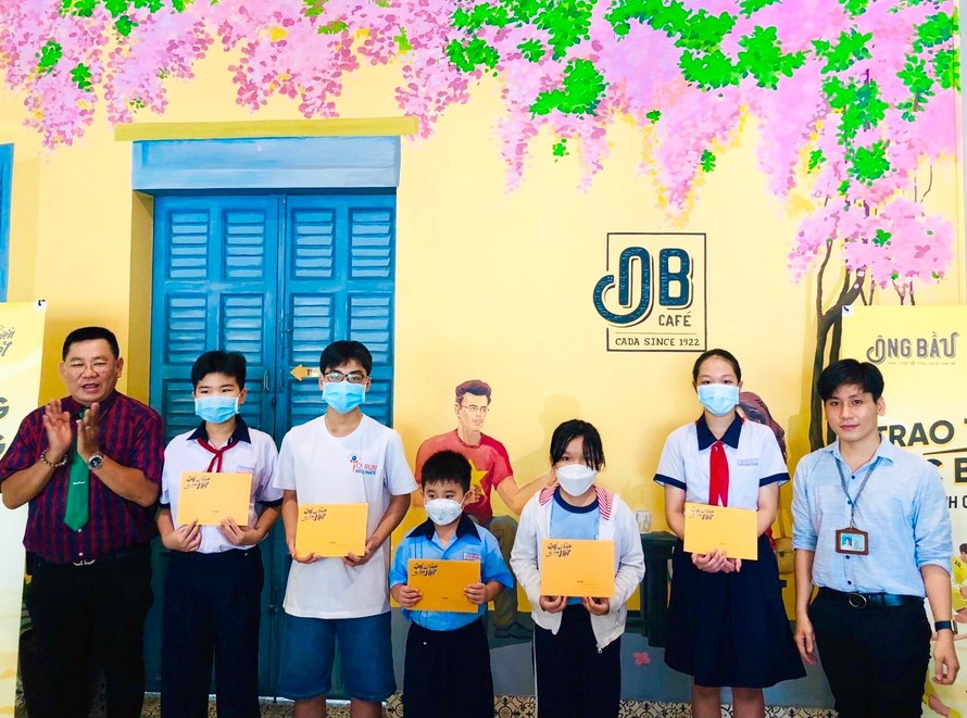 Quỹ Phát triển tài năng Việt của Ông Bầu trao học bổng cho học sinh giỏi vượt khó tại TP.HCM