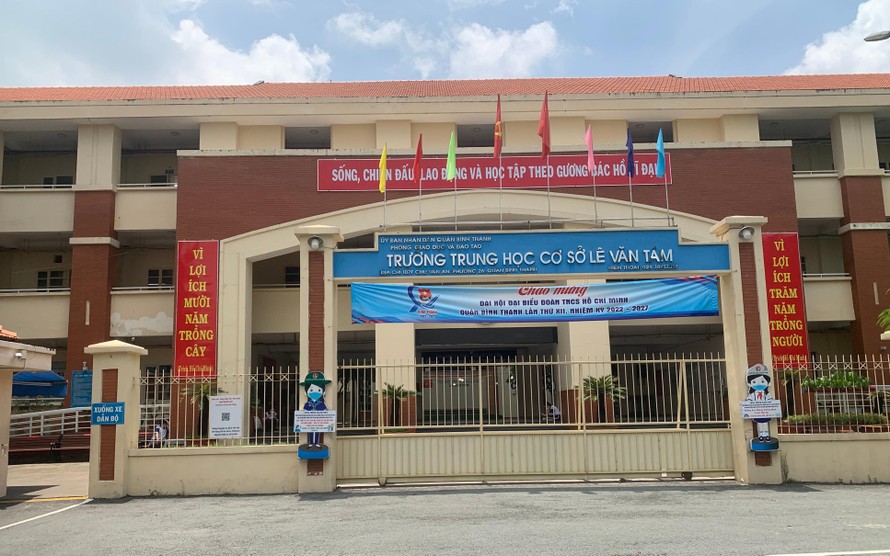 Trường THCS Lê Văn Tám là một trong ba trường điểm của Quận Bình Thạnh với bề dày lịch sử và thành tích tốt nhiều năm qua.