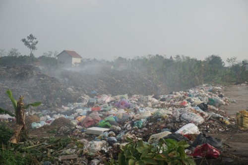 Bãi rác được đốt cả ngày lẫn đêm, gây ô nhiễm không nhỏ cho người dân khu vực xung quanh