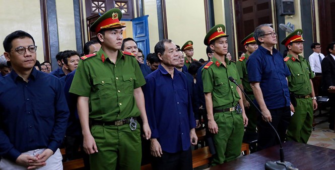 Từ phải qua: Phạm Công Danh, Trầm Bê, Phan Thành Mai và đồng phạm tại phiên tòa sơ thẩm lần 1