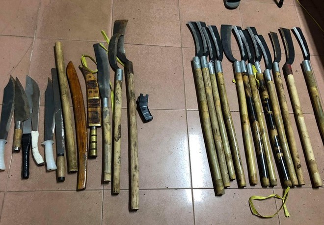 Số vũ khí mà 2 nhóm thanh niên chuẩn bị để hỗn chiến: Ảnh Minh Lộc
