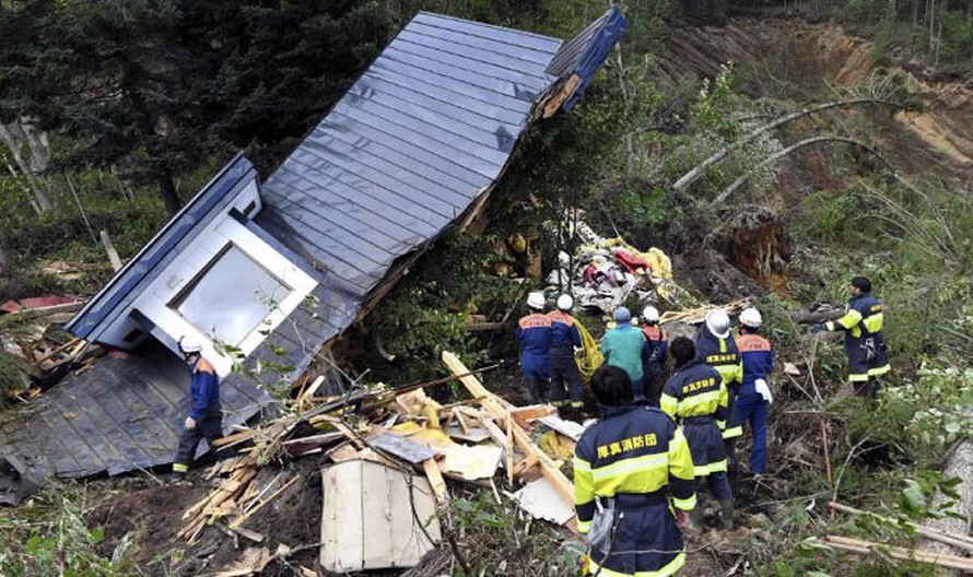 Lực lượng cứu hộ đang tìm kiếm những người bị chôn vùi dưới một ngôi nhà bị sập tại Atsuma sau trận động đất