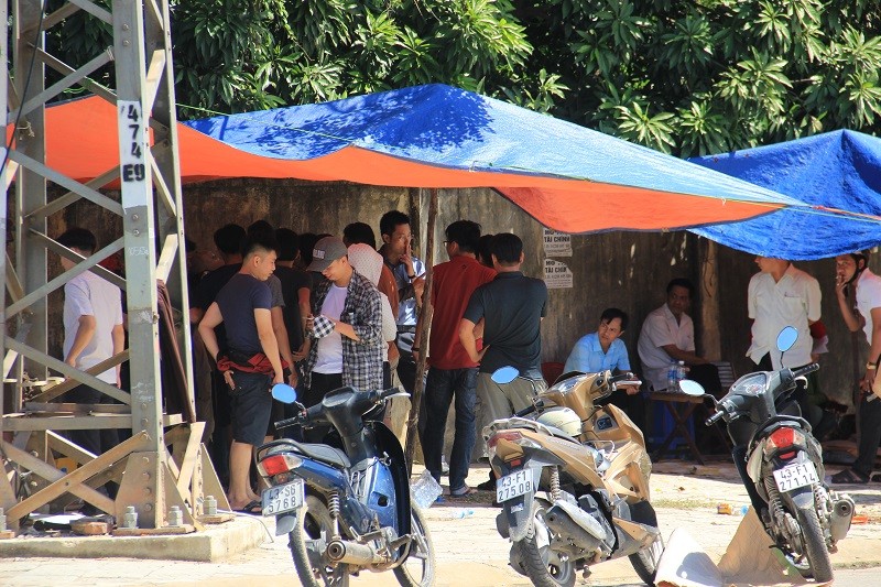 Người dân quận Liên Chiểu (Đà Nẵng) dựng lều phản đối ô nhiễm. Ảnh: Đình Thiên