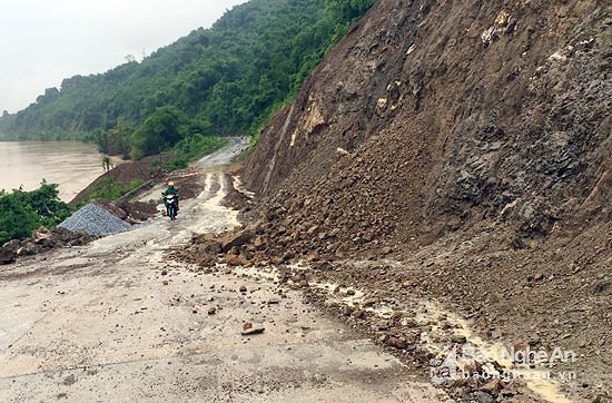 Nước lũ dâng cao từng gây ngập úng, sạt lở ở miền núi Nghệ An. 