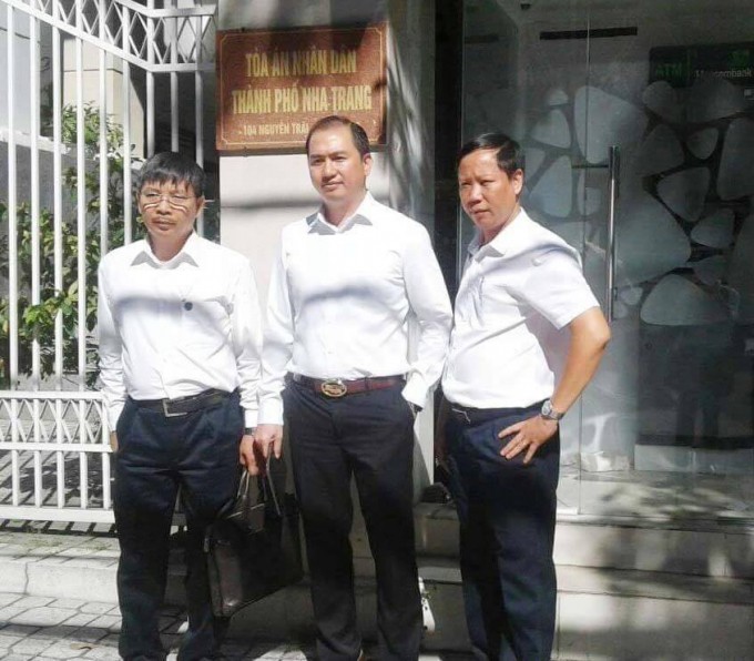 Luật sư Trương Anh Tú (đứng giữa) yêu cầu Công ty Vịnh Thiên Đường bồi thường trên 8 tỷ đồng.