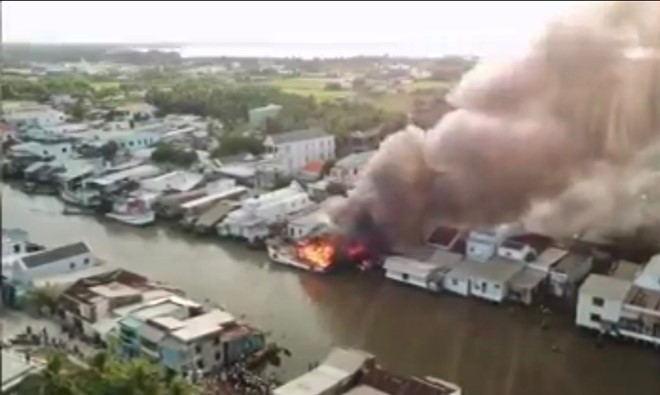 Chiếc tàu cá bốc cháy dữ dội trước khi lan sang 3 nhà dân