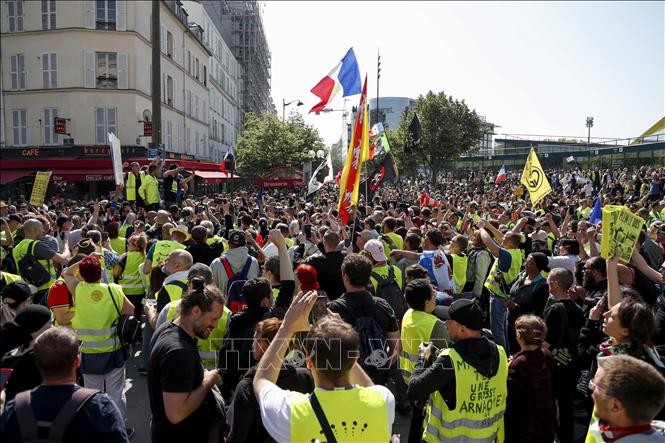 Người biểu tình "Áo vàng" tập trung tại thủ đô Paris, Pháp, ngày 20/4/2019. Ảnh: AFP/TTXVN
