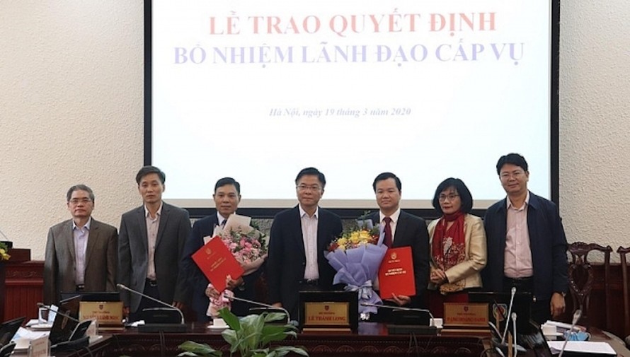 Bộ trưởng Bộ Tư pháp Lê Thành Long (giữa) trao quyết định cho các nhân sự mới được bổ nhiệm.
