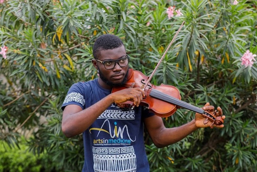 Nghệ sỹ violin Peter Oluwadare, 23 tuổi, biểu diễn tại các buổi hòa nhạc hàng tuần tại trung tâm cách ly ở Lagos, Nigeria. (Nguồn: Reuters)
