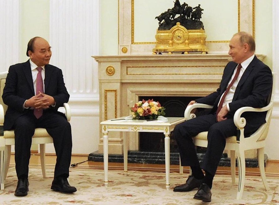 Chủ tịch nước Nguyễn Xuân Phúc (trái) hội đàm với Tổng thống Nga Vladimir Putin ngày 30-11 tại điện Kremlin, Matxcơva, Nga .