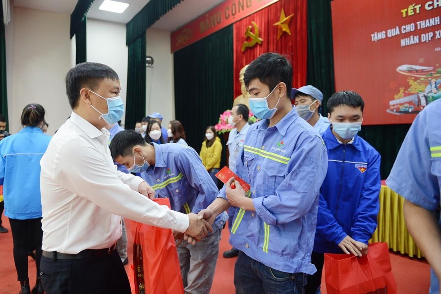 Ông Trương Văn Tuấn, Giám đốc Vùng - Khu vực phía Bắc, TCT Bia-Rươu-NGK Sài Gòn trao quà đến các công nhân.