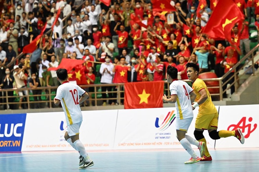 Hình ảnh khán giả phủ kín khán đài sân đấu Futsal Games 31 tại Hà Nam 