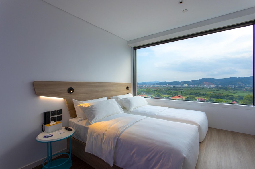 Cửa sổ tràn view của SOJO Hotel Lang Son khiến phong cảnh núi rừng xứ Lạng đẹp như bức tranh.