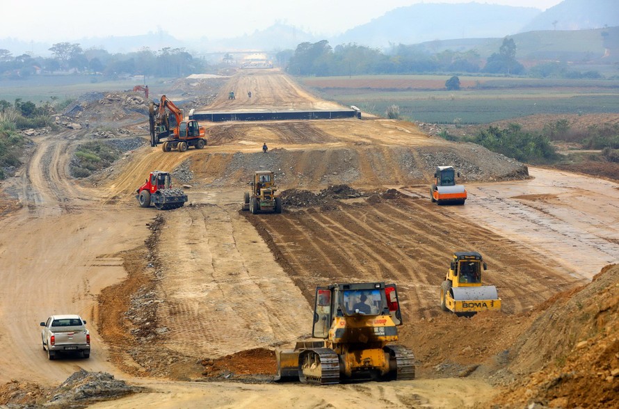 Thi công cao tốc Mai Sơn - quốc lộ 45 (Ninh Bình - Thanh Hóa) - 1 trong 11 dự án thành phần thuộc dự án đường cao tốc Bắc - Nam phía Đông giai đoạn 2017-2020.