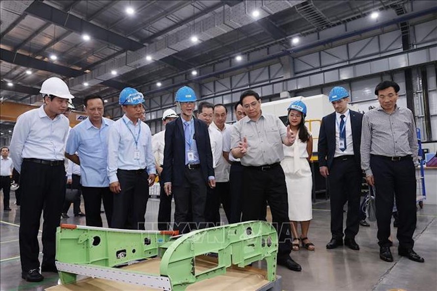 Thủ tướng Phạm Minh Chính thăm nhà máy sản xuất linh kiện hàng không vũ trụ UAC, Hoa Kỳ.