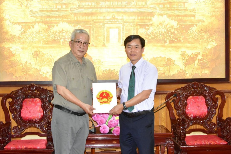 Đồng chí Thượng tướng Nguyễn Chí Vịnh, con trai Đại tướng Nguyễn Chí Thanh (Người bên trái) thay mặt gia đình nhận Quyết định của Chủ tịch UBND tỉnh Thừa Thiên Huế cho phép Bảo tàng hoạt động