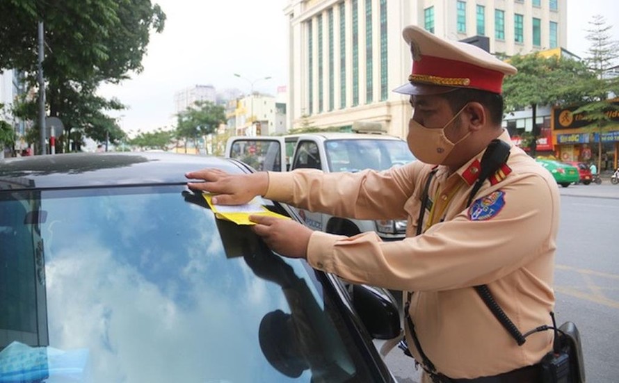 Theo Phòng Cảnh sát giao thông Công an thành phố Hà Nội cho biết, thời gian qua nhiều chủ phương tiện vi phạm Luật giao thông đường bộ đã bị xử phạt qua thông tin phản ánh trên một số trang mạng xã hội. (Ảnh minh hoạ)