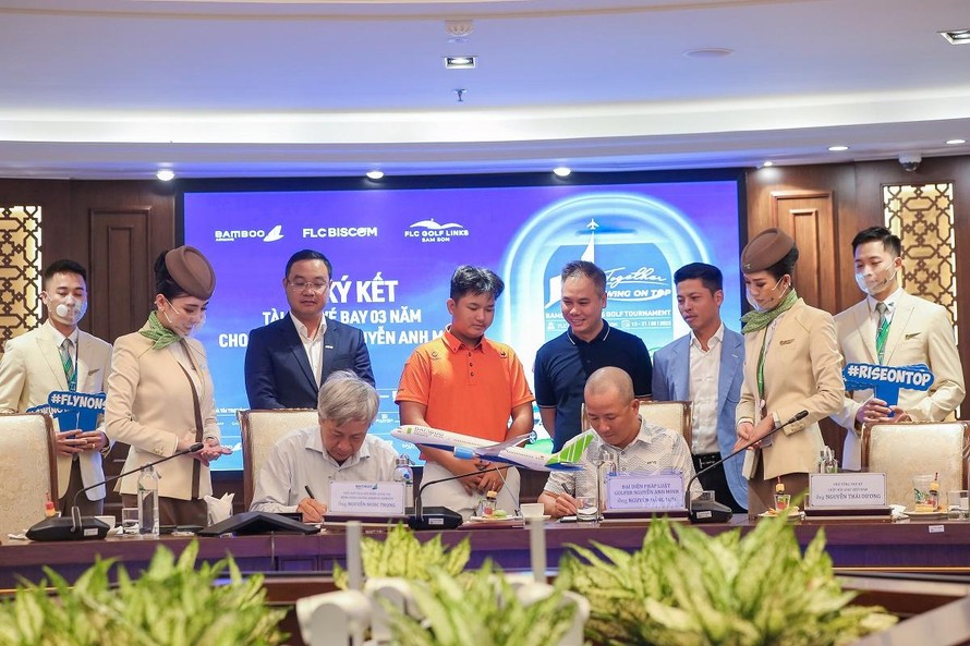 Lãnh đạo Bamboo Airways và đại diện pháp luật của golfer Nguyễn Anh Minh ký kết ghi nhớ hợp tác tài trợ vé bay trong 03 năm.