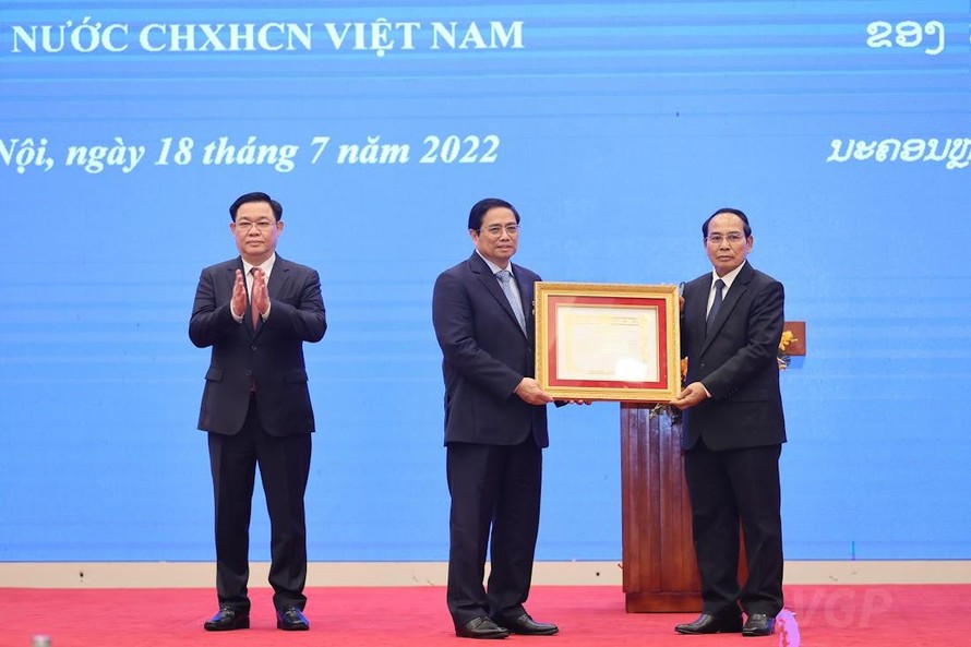 Lễ trao Huân chương của Lào tặng Lãnh đạo Cấp cao Đảng, Nhà nước Việt Nam